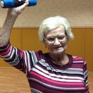 90-Jährige bei Gymnastik zugeschnitten.jpg
